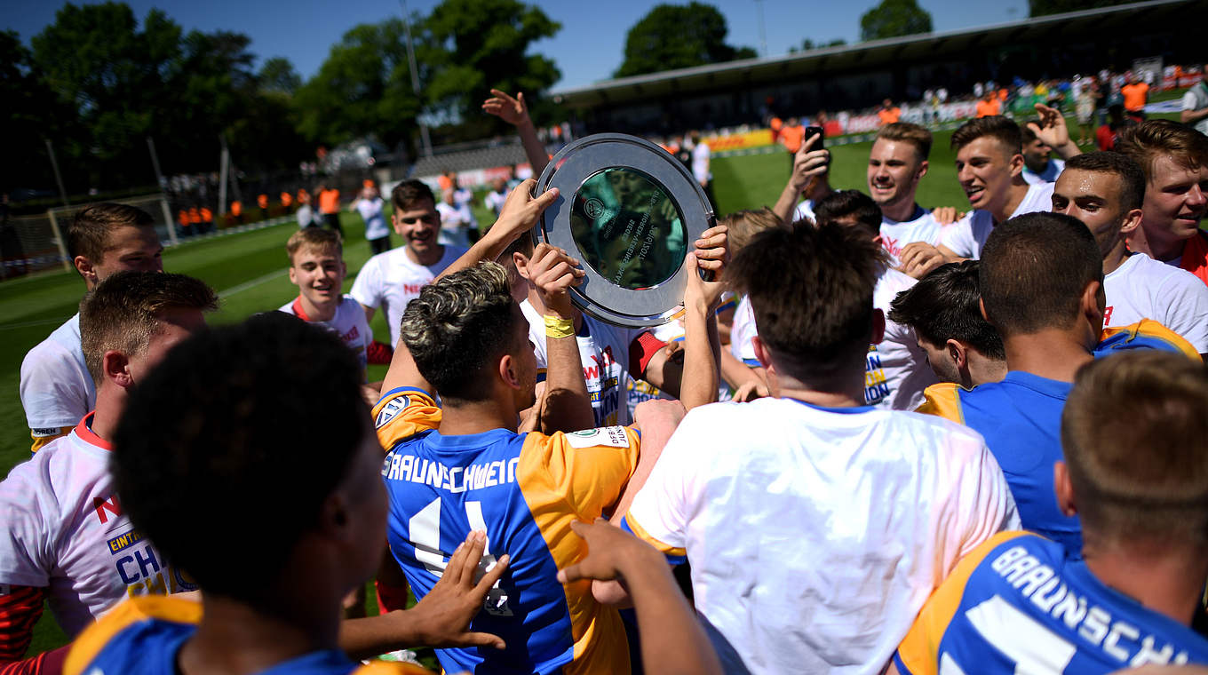 Erste Pokalrunde Auslosung Mit Gnabry Und Kuntz Bei Facebook DFB