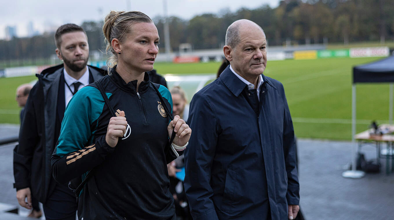 Bundeskanzler Olaf Scholz trifft DFB Frauen DFB Deutscher Fußball