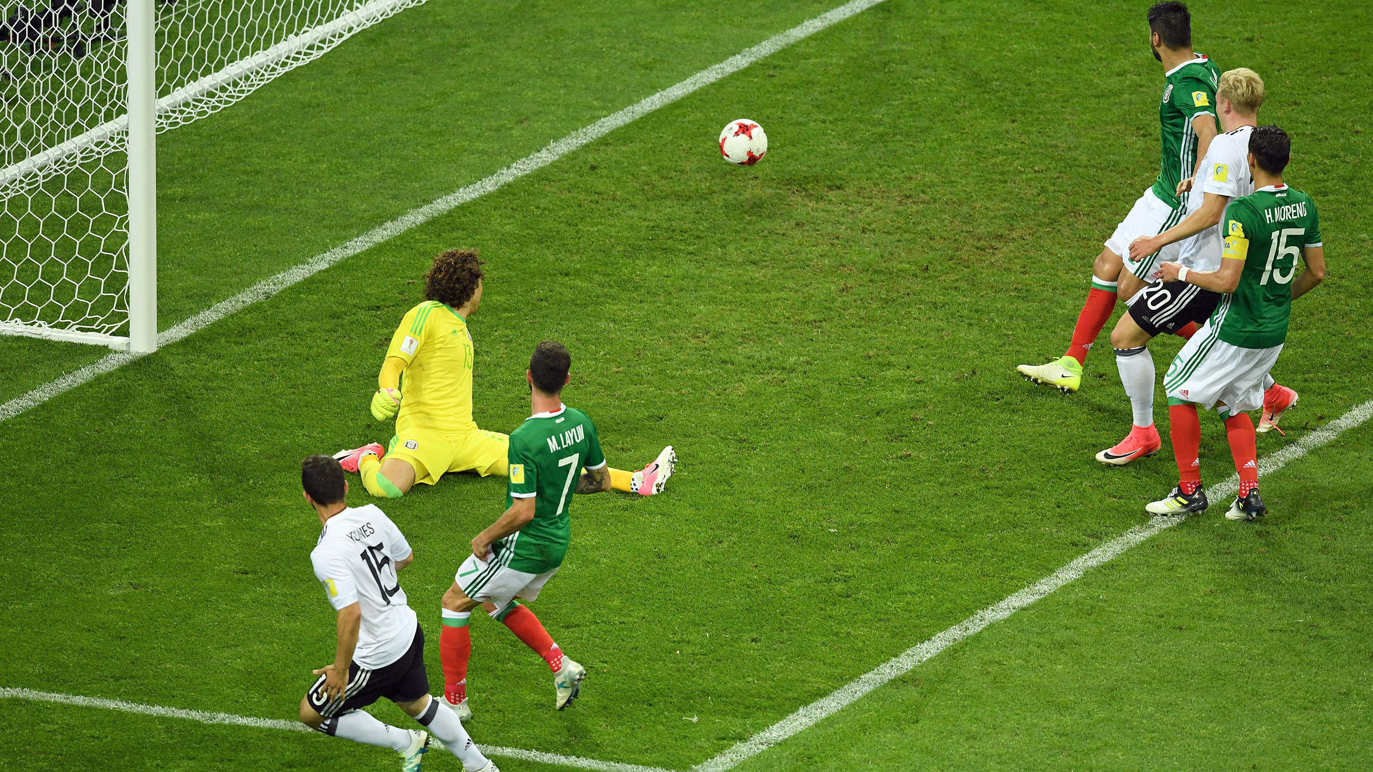 Schlusspunkt in der Nachspielzeit: Amin Younes (l.) netzt zum Endstand ein © 2017 Getty Images