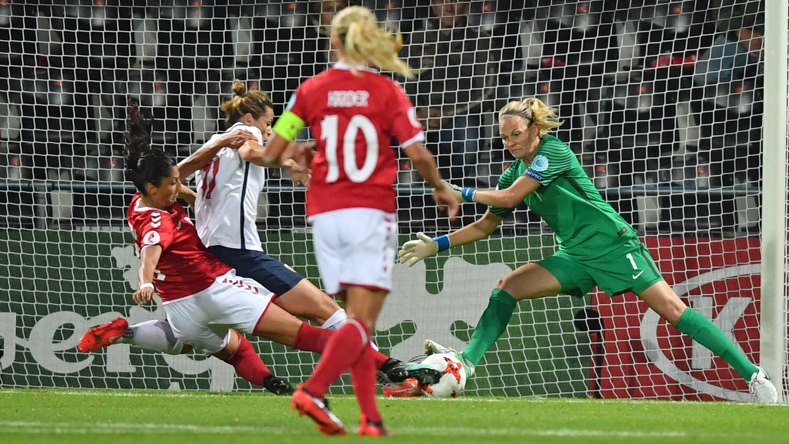 Früh gefordert: Norwegens Torfrau Ingrid Hjelmseth (r.) hat alle Hände voll zu tun © 2017 Getty Images