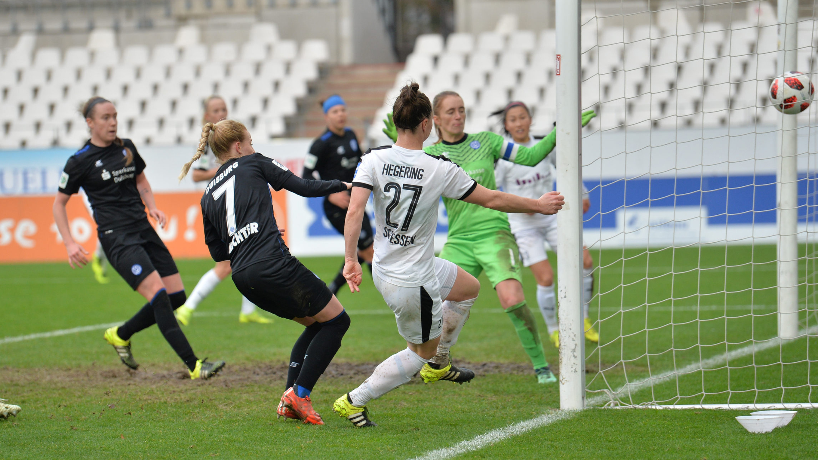 Der Schuss zum 2:0: Marina Hegering trifft für die SGS Essen © Jan Kuppert