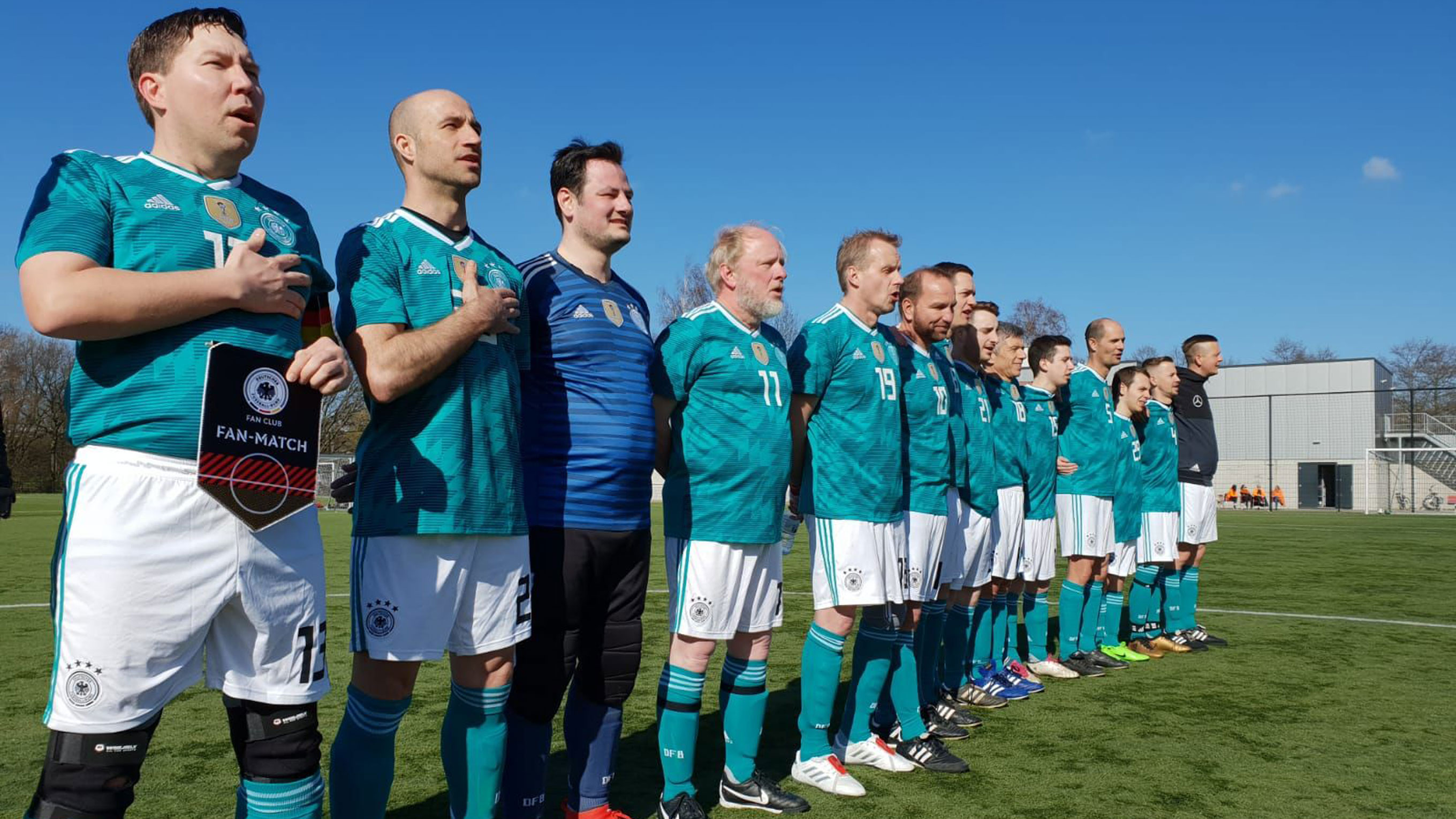 Hymne vor dem Duell mit Oranjes Supporters: Die Fan-Nationalmannschaft gewinnt  © DFB