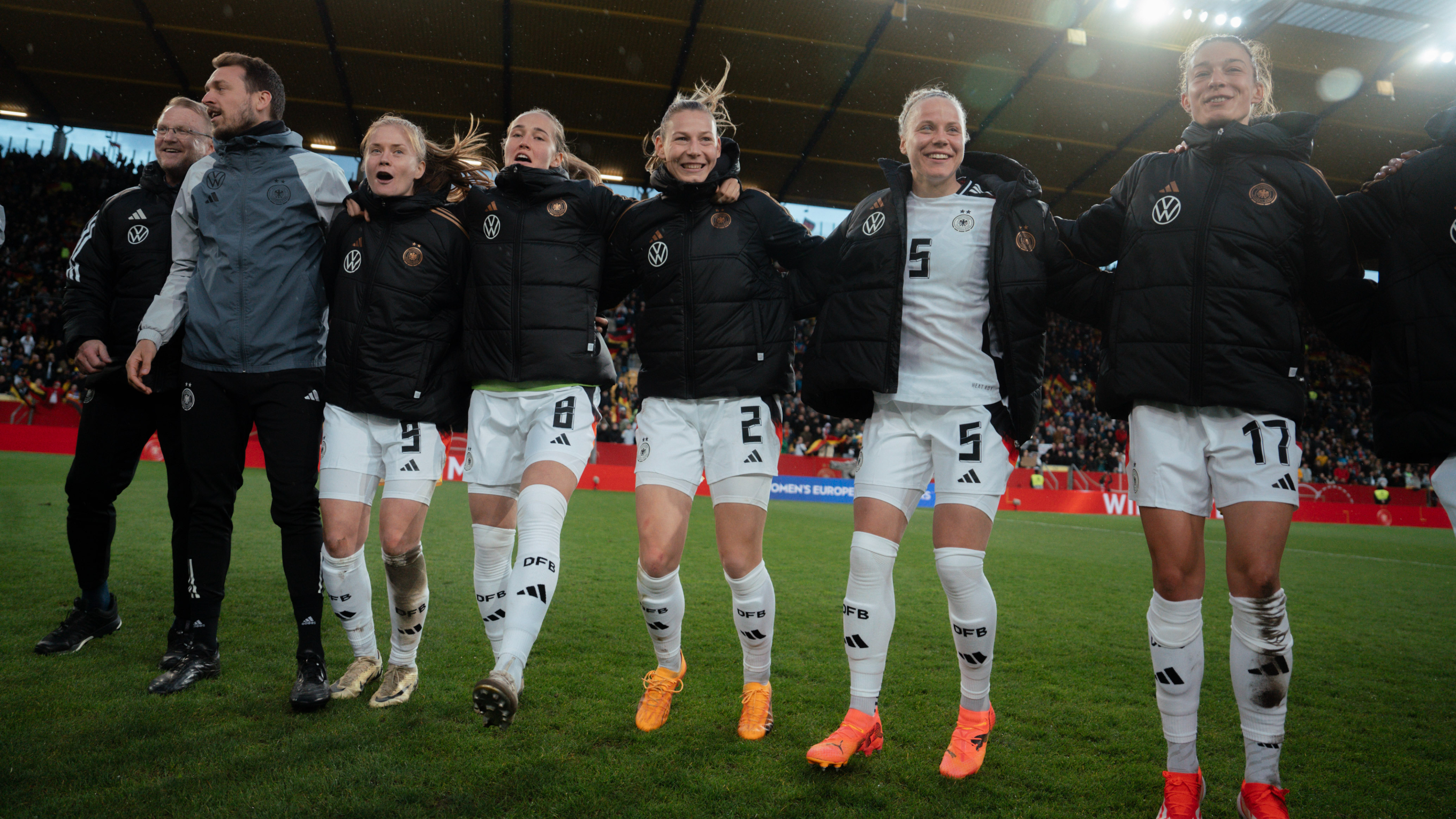 Wolter (2.v.r.) nach dem Länderspiel gegen Island: "Das war sehr, sehr schön" © Sofieke van Bilsen/DFB