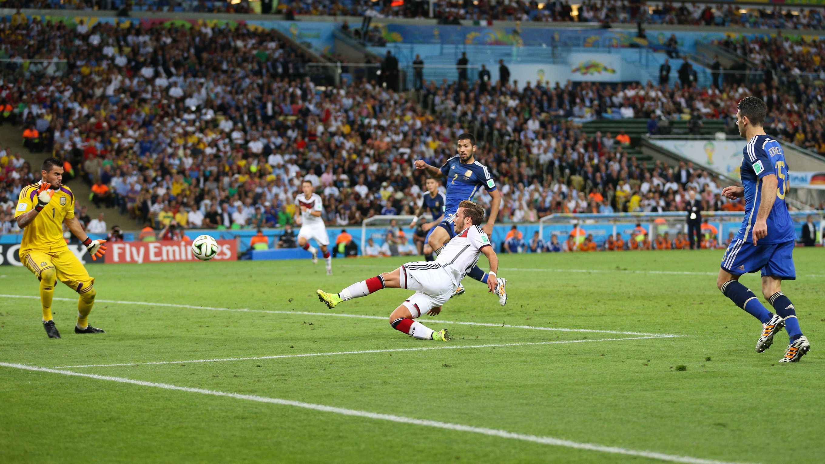 Mach ihn, mach ihn - er macht ihn: Mario Götze (M.) schießt Deutschland zum WM-Sieg © imago