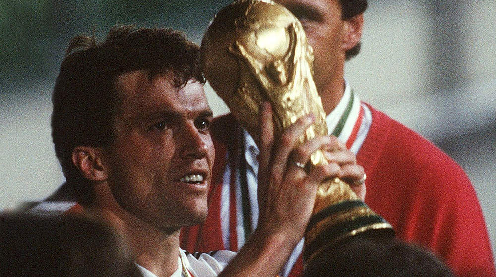 Lothar Matthäus mit dem WM-Pokal 1990 ©