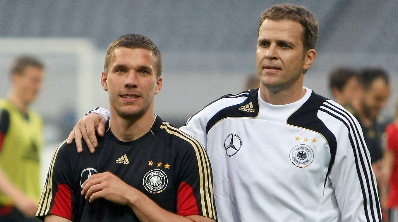 Während des Trainings: Lukas Podolski und Oliver Bierhoff © 2012 Getty Images