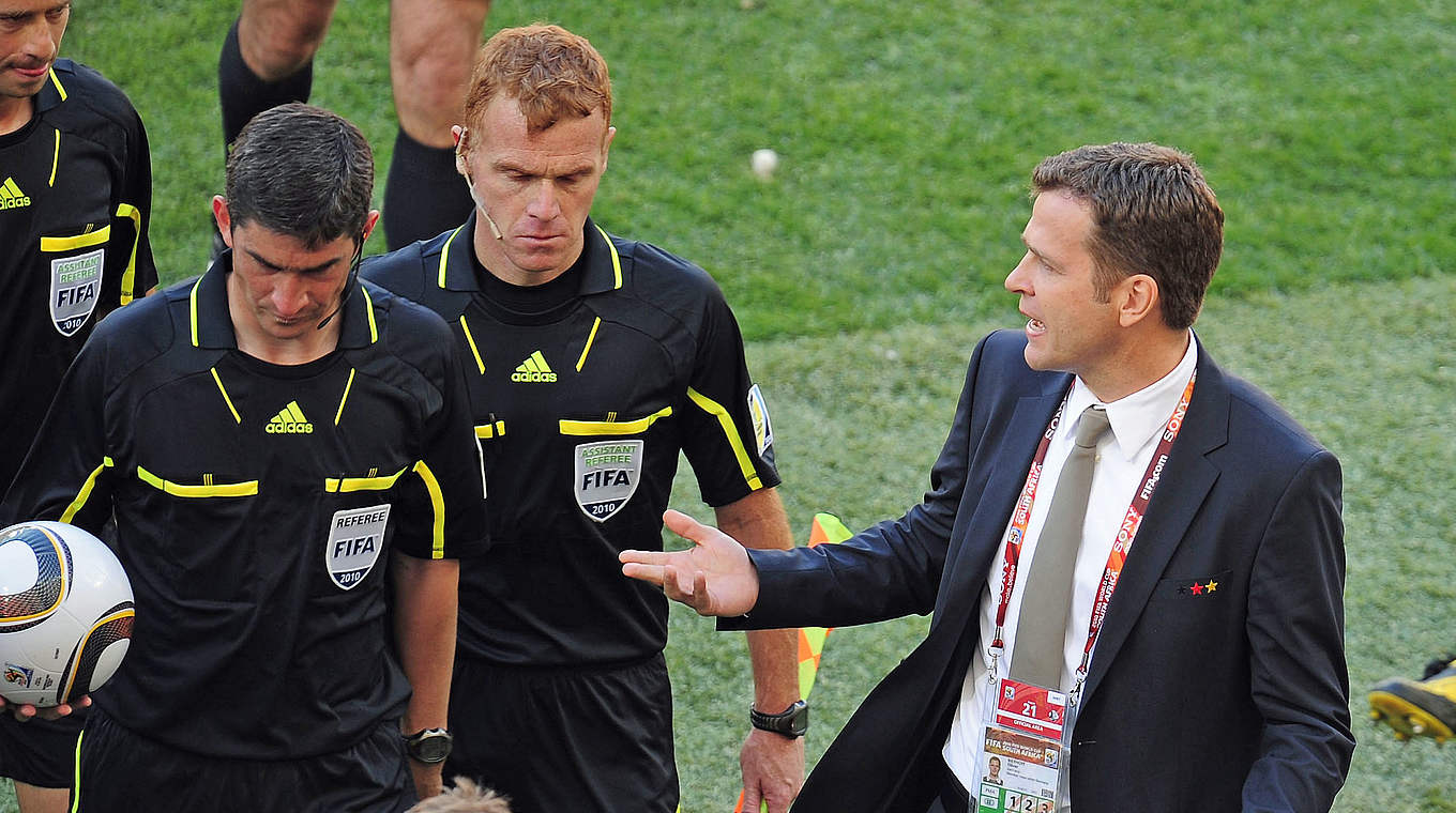 Diskussionen: Oliver Bierhoff in der Halbzeit des WM-Spiels gegen Serbien 2010  © 