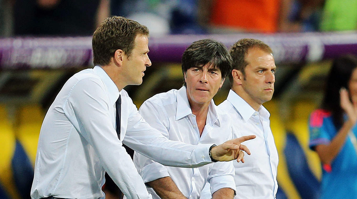 Im Gespräch mit den Trainern: Bierhoff während des EM-Halbfinals gegen Spanien © 