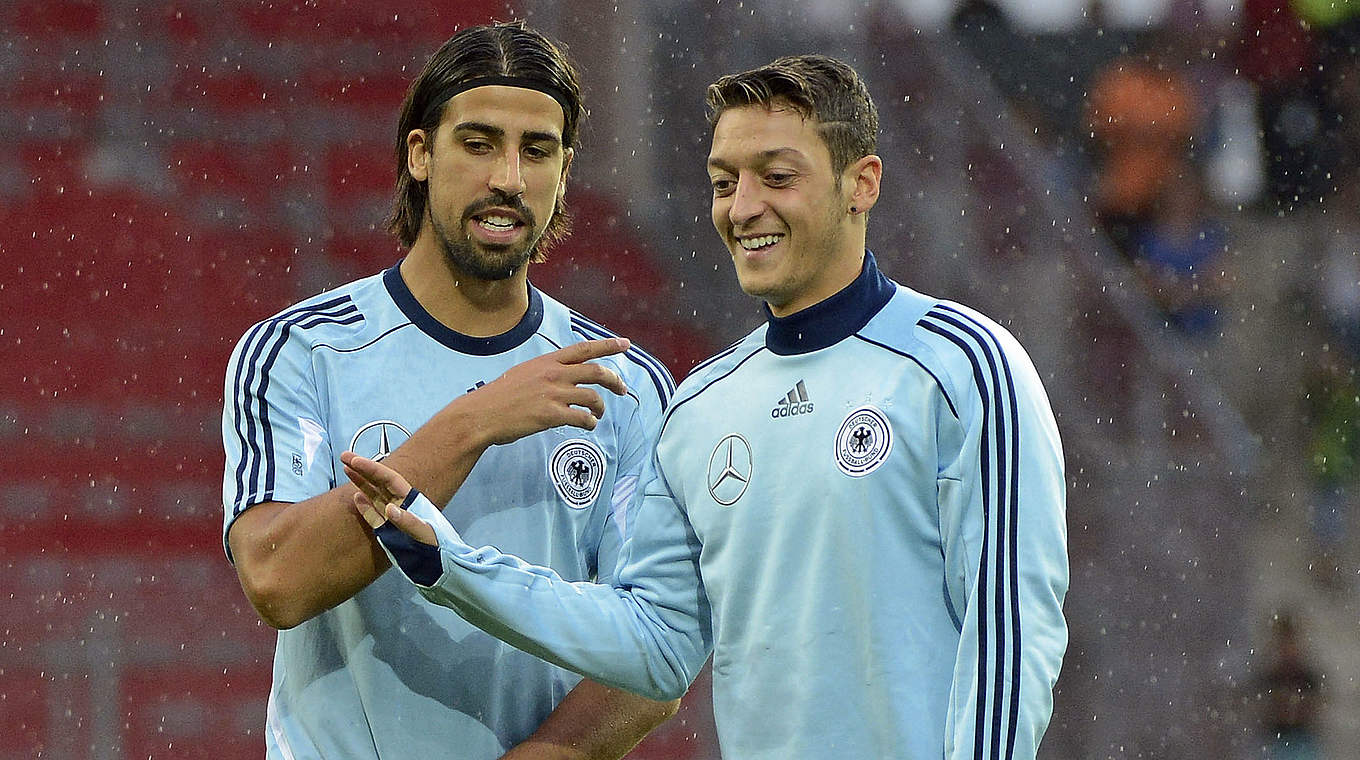 Kennen sich nicht nur aus gemeinsamen Real-Zeiten: Khedira und Özil © imago sportfotodienst