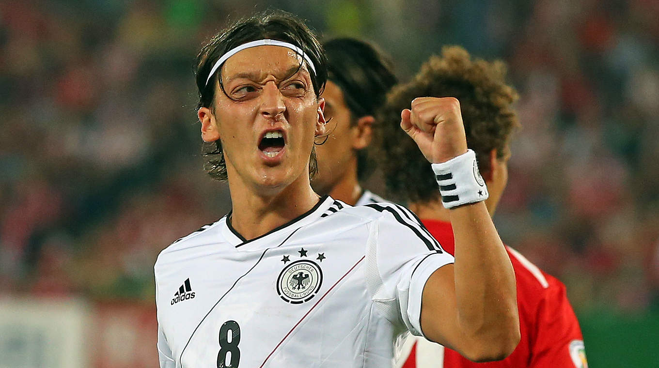 Mesut Özil trifft per Strafstoß gegen Österreich © 