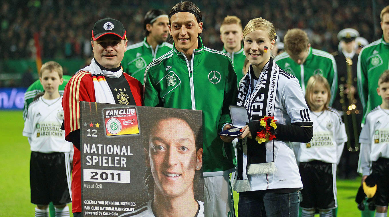 Der Fanclub Nationalmannschaft wählt Özil 2011 und 2012 zum besten Spieler © 