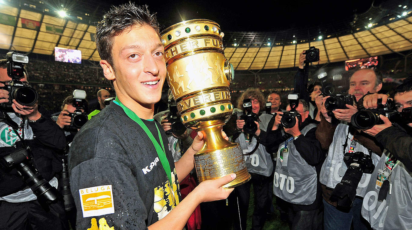 Özils erster großer Vereinstitel: DFB-Pokalsieger 2009 mit Werder Bremen © 2012 Getty Images