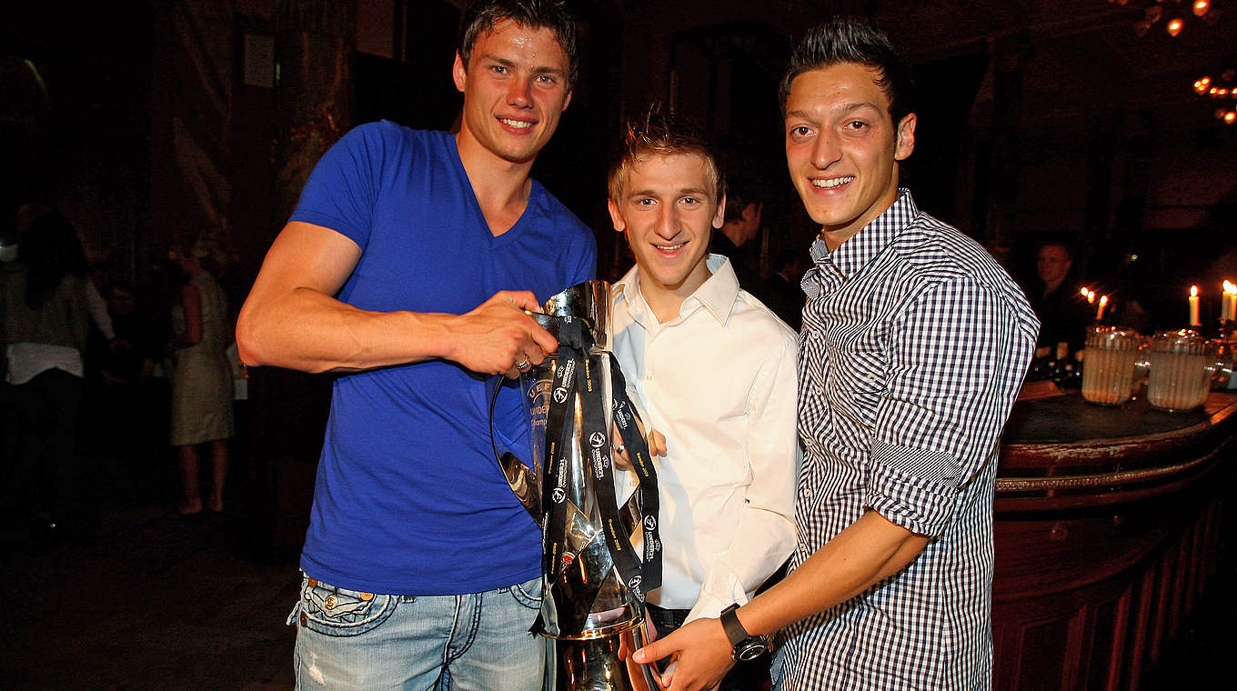 Mesut Özil feiert mit Sebastian Boenisch und Marko Marin den U21-EM-Titel 2009 © 2012 Getty Images