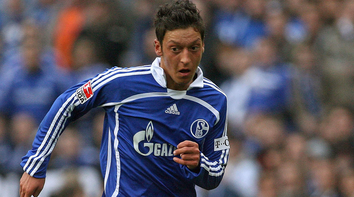 Mit 17 Jahren debütiert Mesut Özil im Trikot des FC Schalke in der Bundesliga © imago sportfotodienst