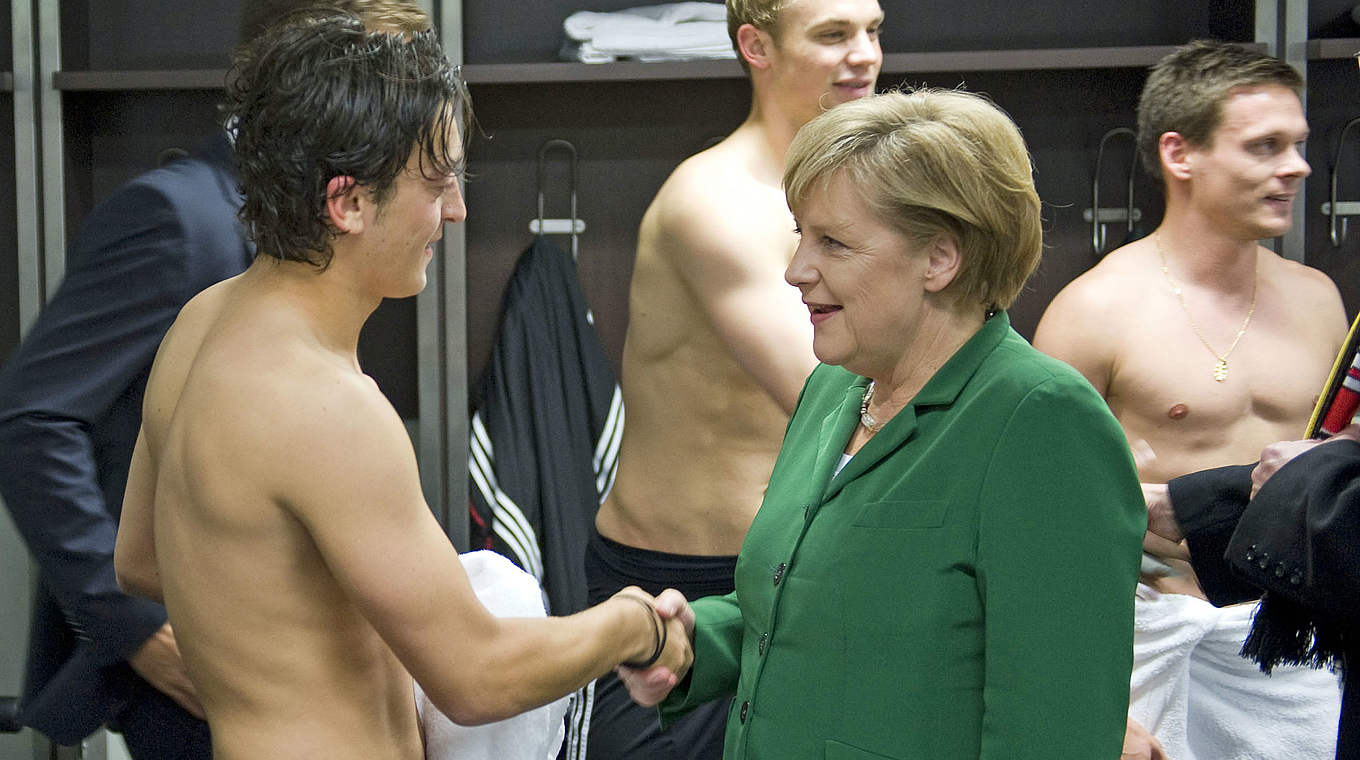 Gratulation von höchster Stelle: Angela Merkel und Mesut Özil © 2012 Getty Images