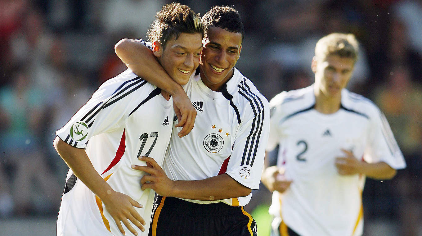 Änis Ben-Hatira gratuliert Özil zum Treffer bei der U19-EM im Jahr 2007 © 