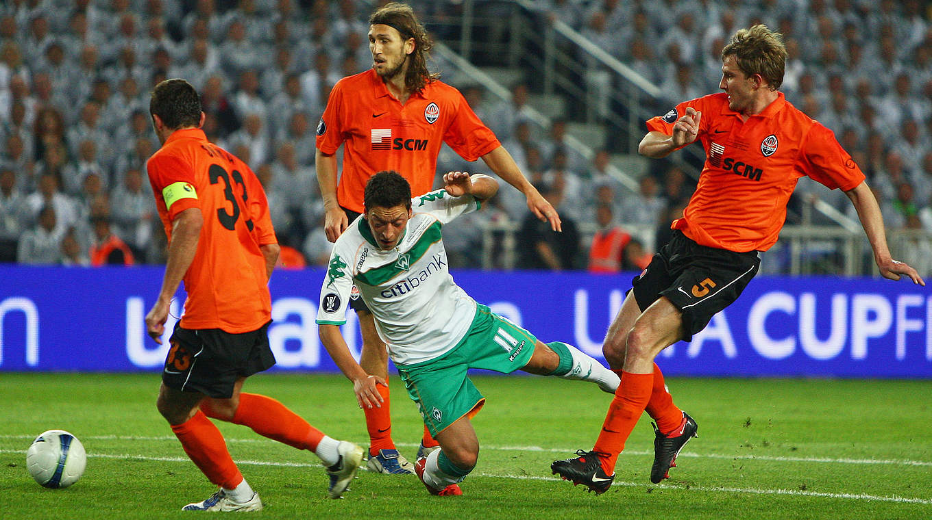 2009 verliert Mesut Özil mit Werder Bremen das UEFA-Cup-Finale © 2012 Getty Images