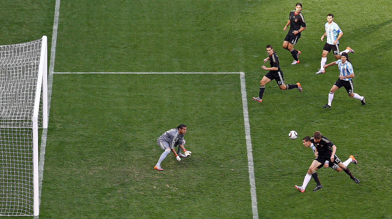 Sein wohl wichtigster Treffer bei der WM 2010: Müller trifft zum 1:0 im Viertelfinale gegen Argentinien © 