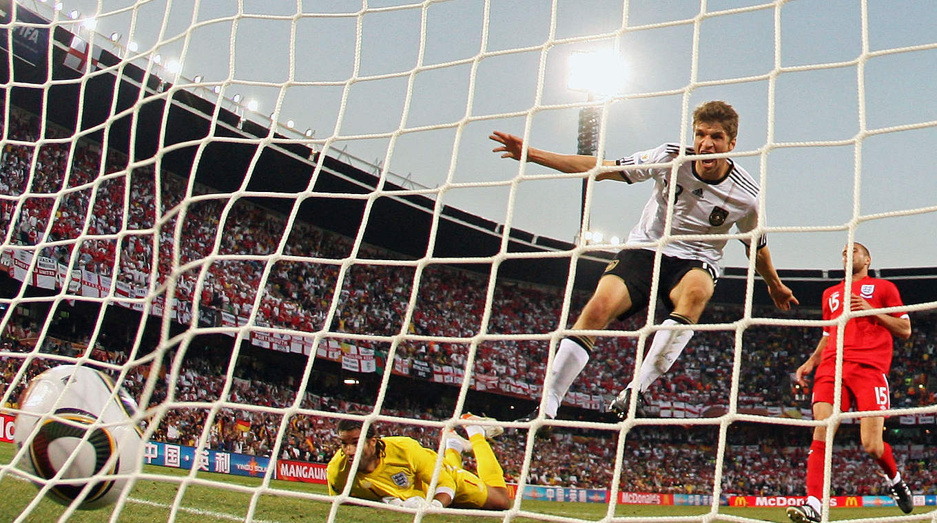 WM 2010: Müller überwindet Englands Keeper David James © 