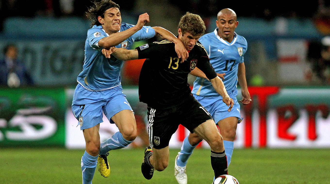 WM 2010: Müller setzt sich gegen Uruguays Edinson Cavani durch © 