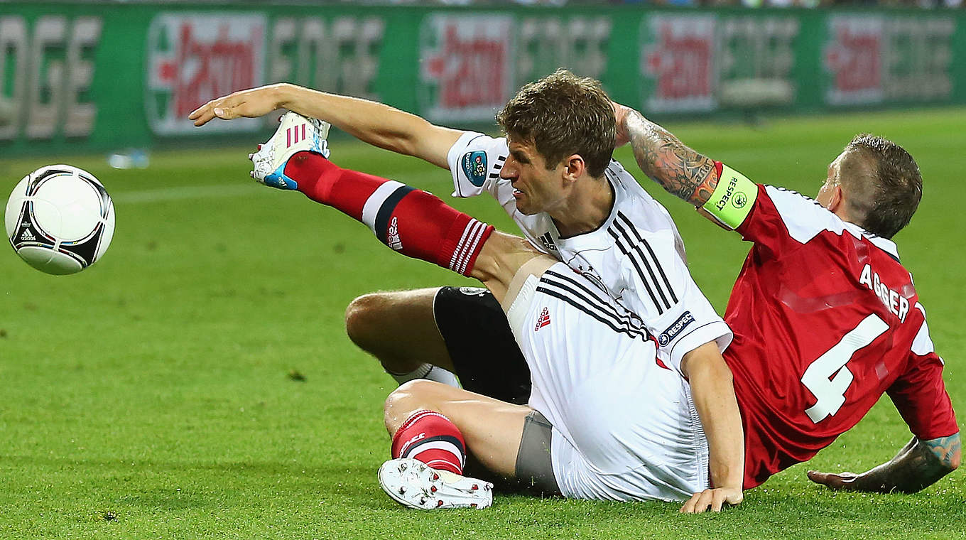 EM 2012: Müller im Duell mit Dänemarks Daniel Agger © 