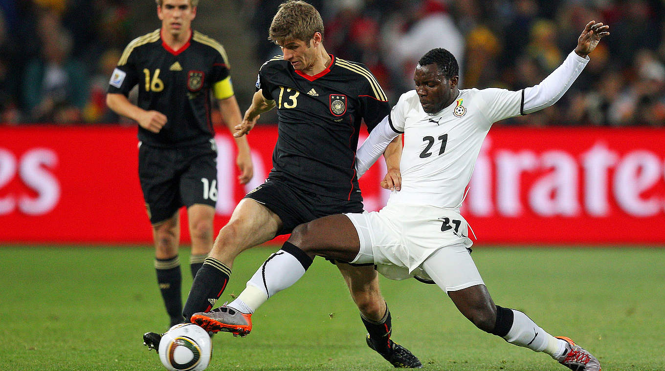 WM 2010: Müller im Zweikampf mit Ghanas Kwadwo Asamoah © 