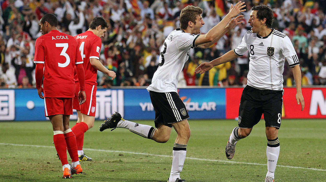 WM-Spiel gegen England: Özil legt für Müller auf und bejubelt dessen Tor  © 