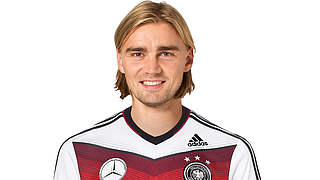 Nationalspieler Marcel Schmelzer im aktuellen Trikot der deutschen Nationalmannschaft © 2013 DFB