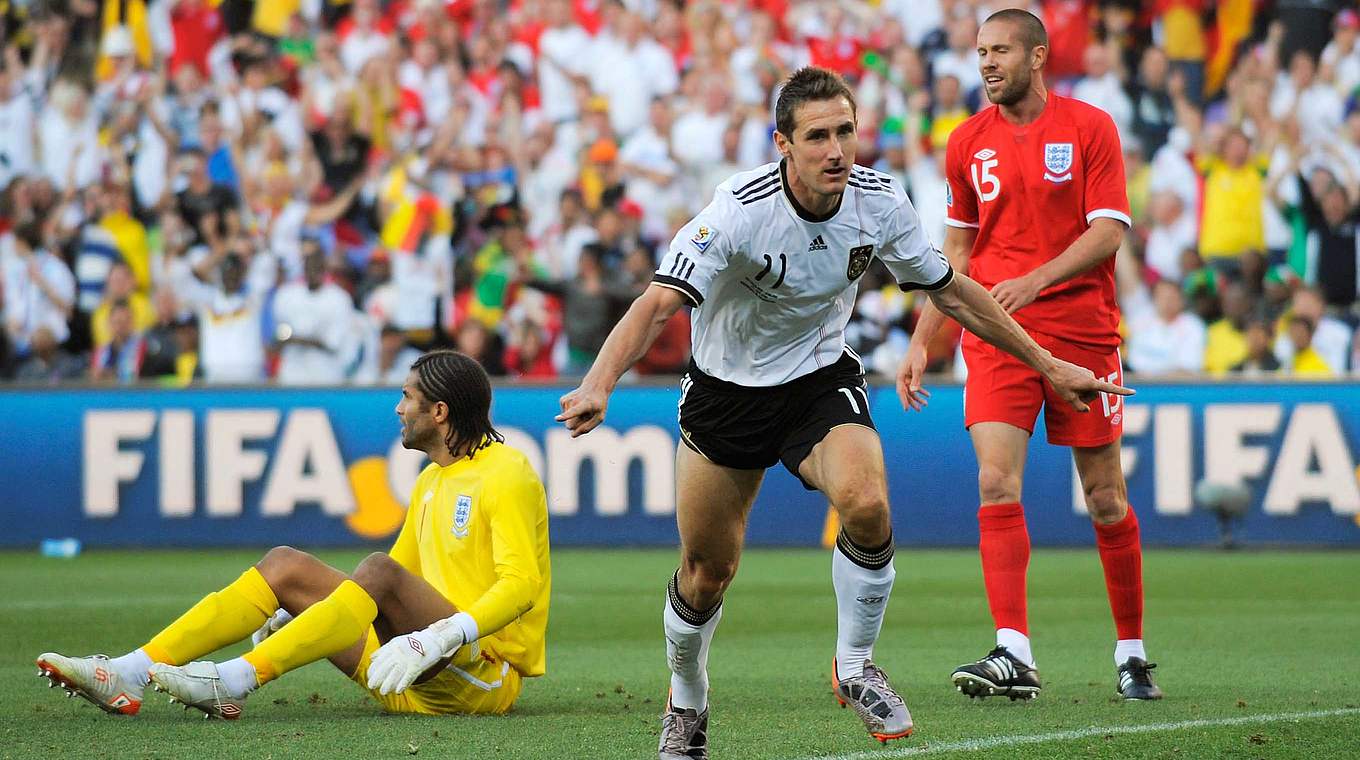 Das Führungstor im WM-Achtelfinale 2010: Miroslav Klose (v.) trifft gegen die Engländer © 2010 Getty Images