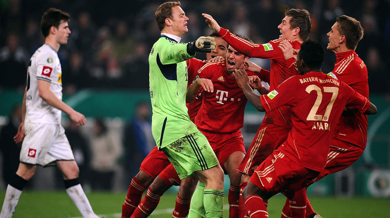 Jubel über das Weiterkommen im Pokal: Manuel Neuer inmitten seiner Teamkollegen © 