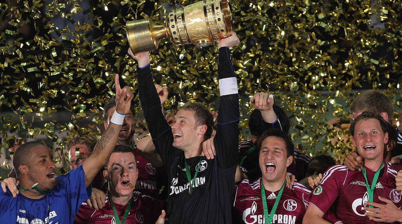 Abschied mit dem DFB-Pokalsieg: Neuer verlässt seinen Heimatverein Schalke 04 im Jahre 2011 in Richtung München © 