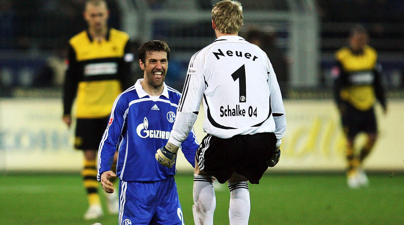 Derbysieger: Neuer und Mladen Krstajic bejubeln den Sieg gegen Borussia Dortmund © 