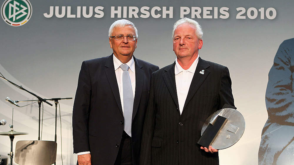Preisübergabe: Theo Zwanziger (l.) mit Heinz Maintok vom SV Sedlitz Blau Weiß 90 ©