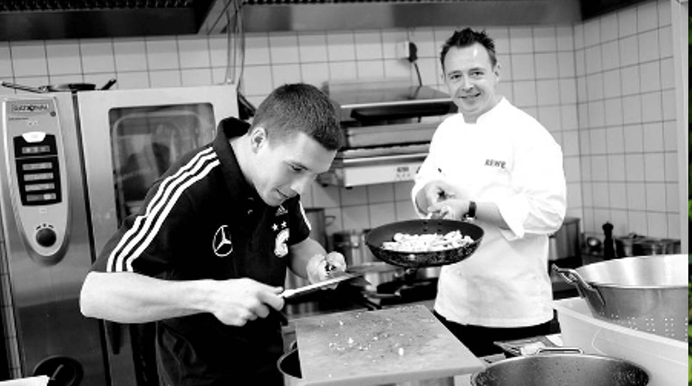 Gemeinsames Kochen: Holger Stromberg (r.) und Lukas Podolski © DFB