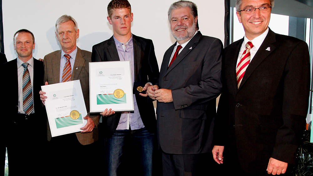 Torhüter Timo Horn (3.v.l.) wurde mit der U 17-Goldmedaille ausgezeichnet © 2010 Getty Images