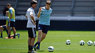 Philipp Wollscheid gemeinsam mit Bundestrainer Joachim Löw. © 