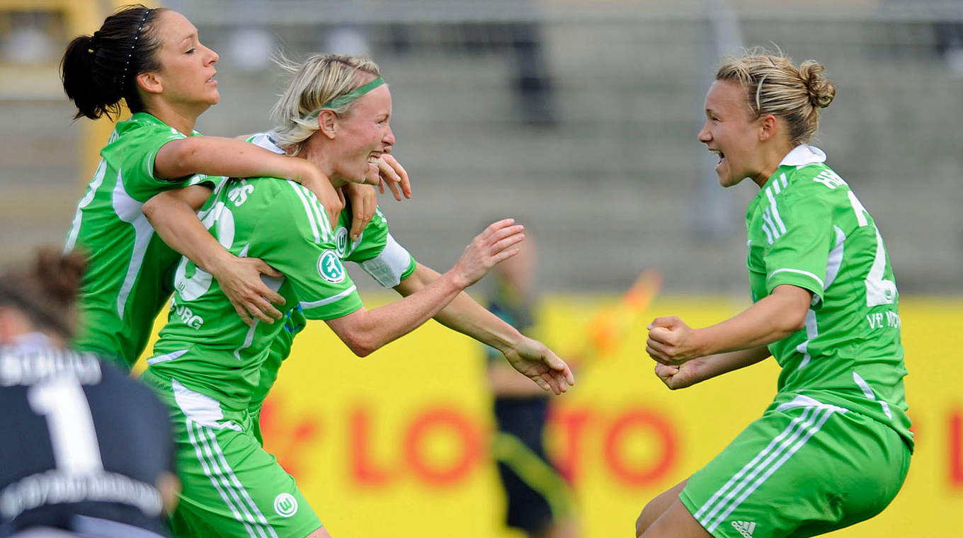 Conny Pohlers (2. von links) schoss Wolfsburg mit 19 Treffern in die Champions League. © Copyright: Kuppert