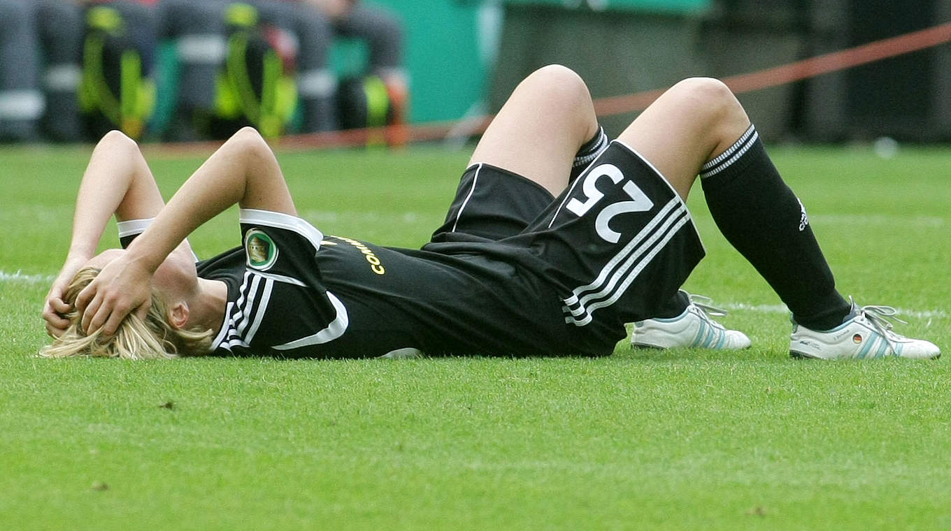 Saskia Bartusiak am Boden: Der 1. FFC Frankfurt konnte sich als Tabellendritter nicht für die Champions League qualifizieren, scheiterte zudem im Champions-League- und DFB-Pokalfinale. © Copyright: Harder