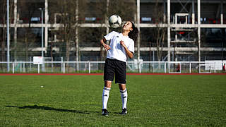 Lass den Ball auf die Schulter fallen oder gib ihm noch einen kleinen Kick. © Lass den Ball auf die Schulter fallen oder gib ihm noch einen kleinen Kick.