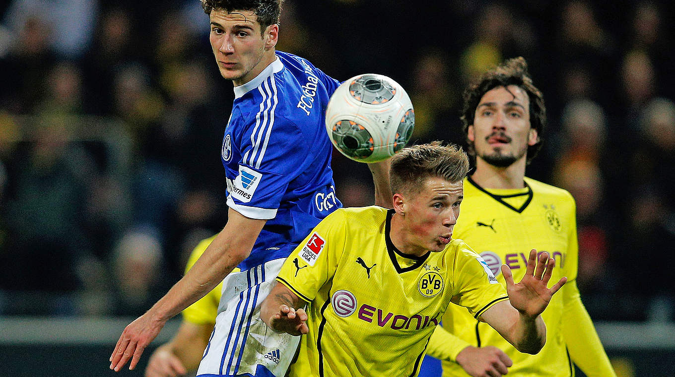 Erik Durm im Zweikampf gegen den FC Schalke 04 © 2014 Getty Images