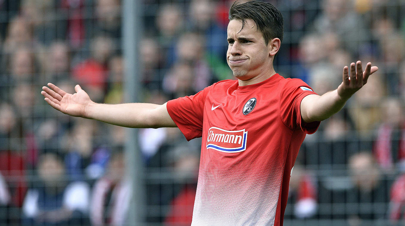 Christian Günter zweifelt an der Schiedsrichter-Entscheidung um Spiel gegen Schalke 04 © 2014 Getty Images