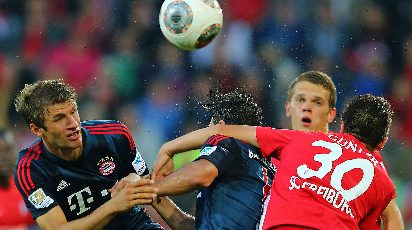Christian Günter verteidigt gegen die Stars des FC Bayern München © 2013 Getty Images