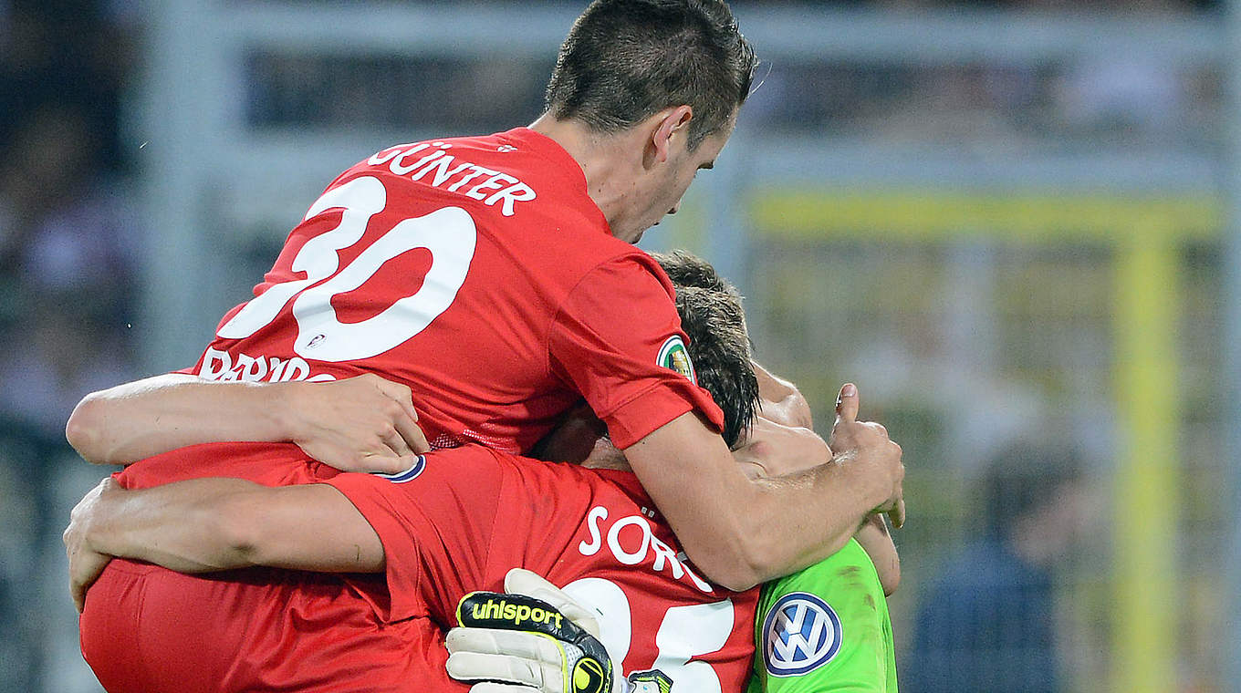 Günter feiert einen Freiburger Sieg mit seinen Mannschaftskameraden © 2013 Getty Images