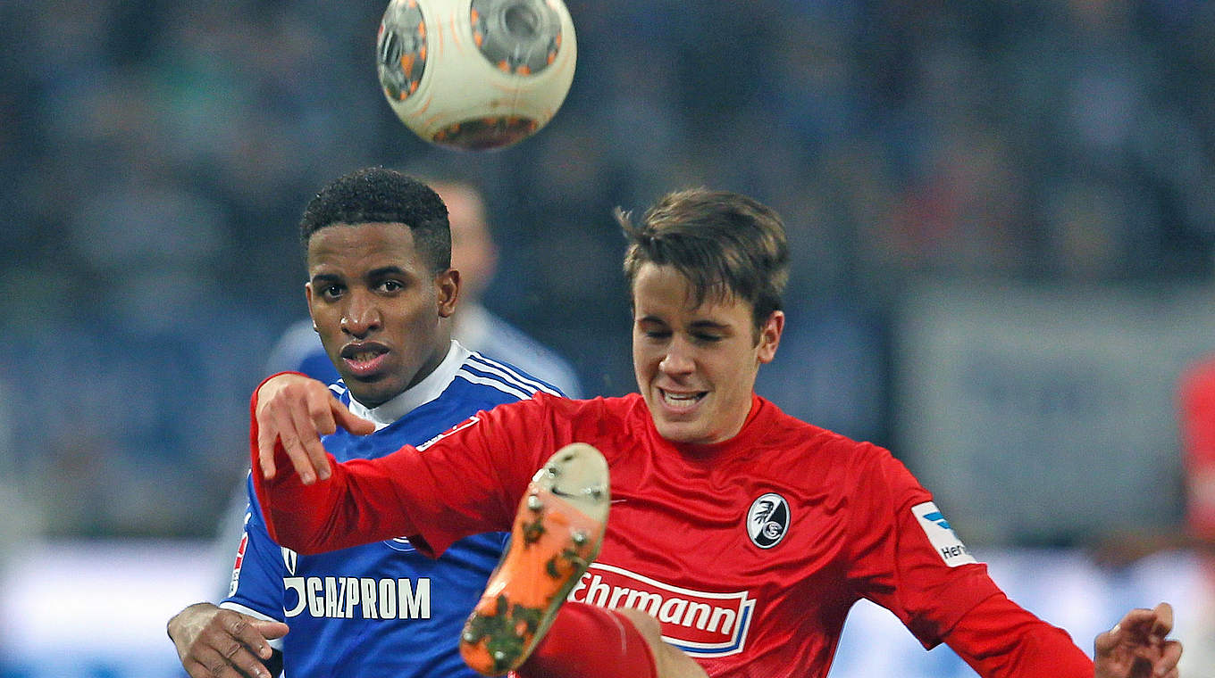Im Zweikampf beim Spiel gegen den FC Schalke 04 © 2013 Getty Images