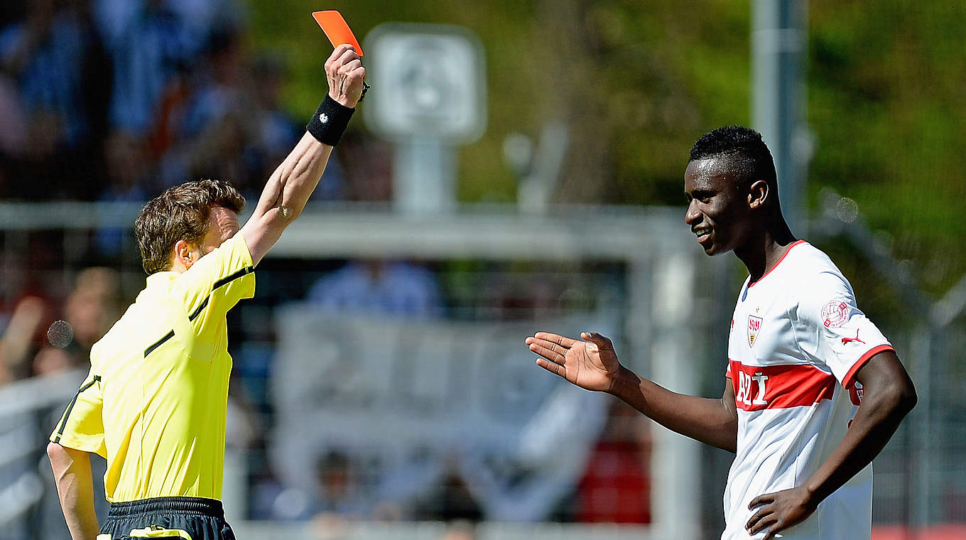 Auch kleine Rückschläge wie eine Rote Karte in einem Spiel der Stuttgarter Reserve werfen den Abwehrhünen nicht zurück © 2012 Getty Images