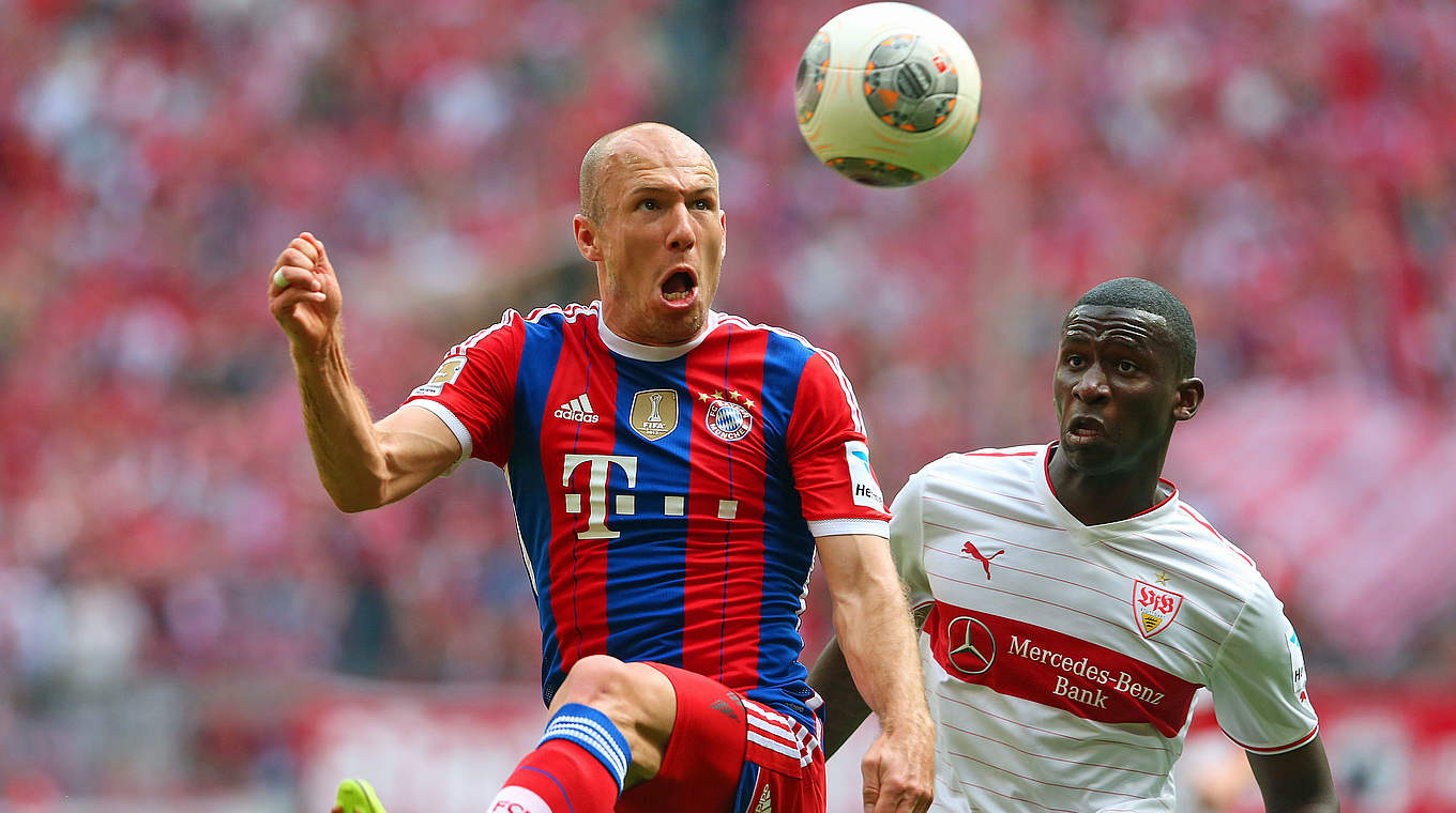 Zwei Tage nach der erstmaligen Nominierung für die A-Nationalmannschaft misst sich Rüdiger mit Bayern-Star Arjen Robben © 2014 Getty Images
