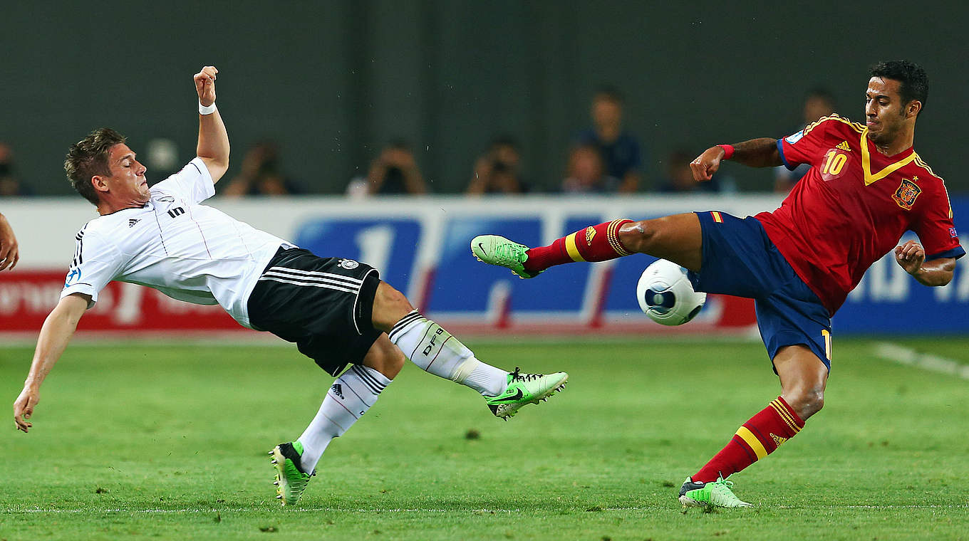 Oliver Sorg im Zweikampf mit einem spanischen Nationalspieler © 2013 Getty Images