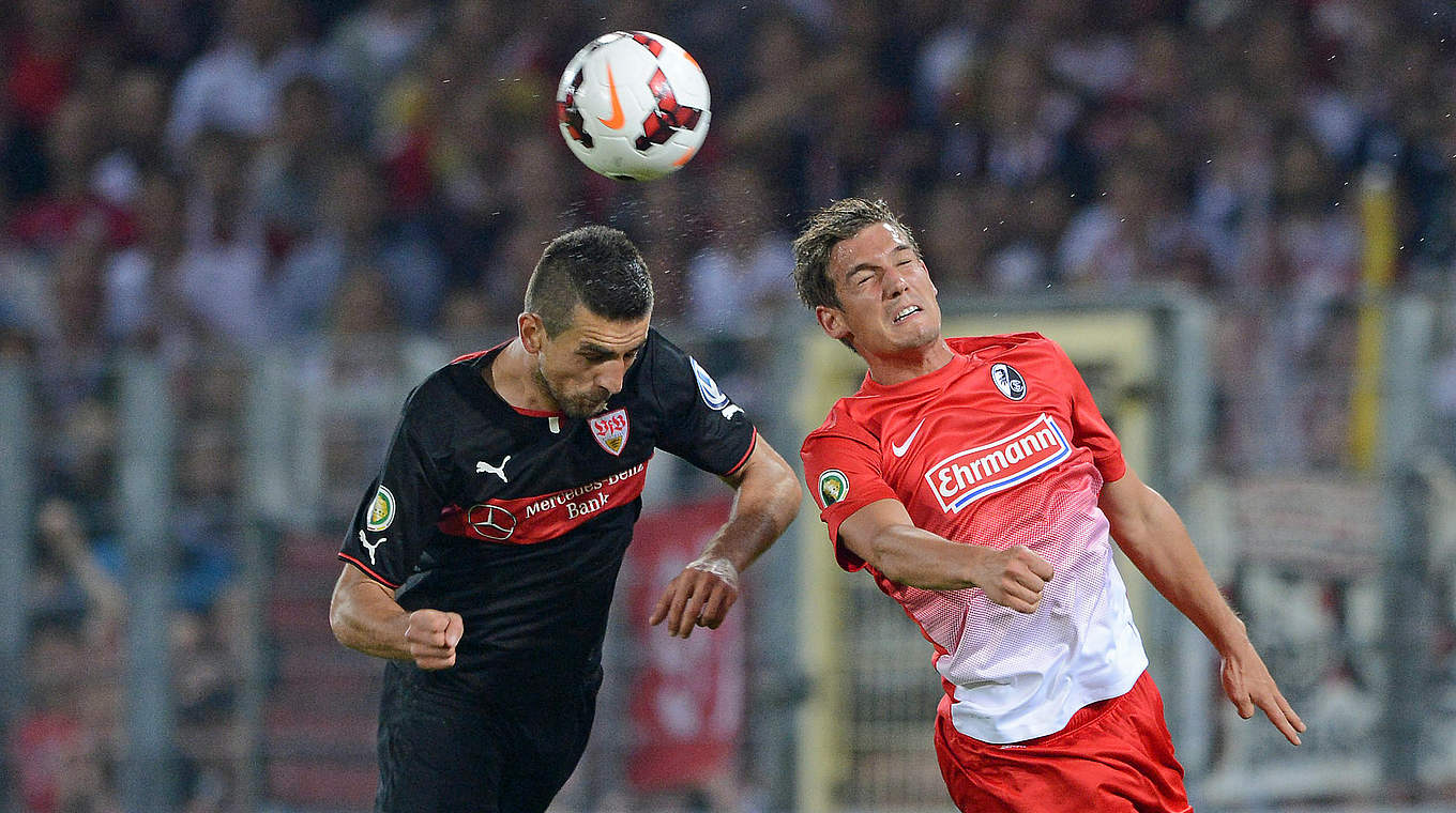 Kopfball-Duell in der Bundesliga mit einem Stuttgarter Gegenspieler © 2013 Getty Images