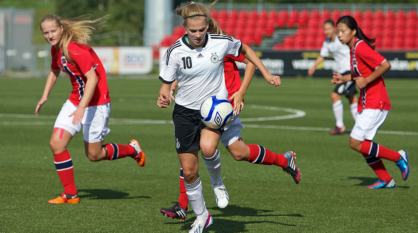 Erzielte ihren ersten Treffer für die U 16-Auswahl: Laura Freigang (M.) © 2013 Getty Images