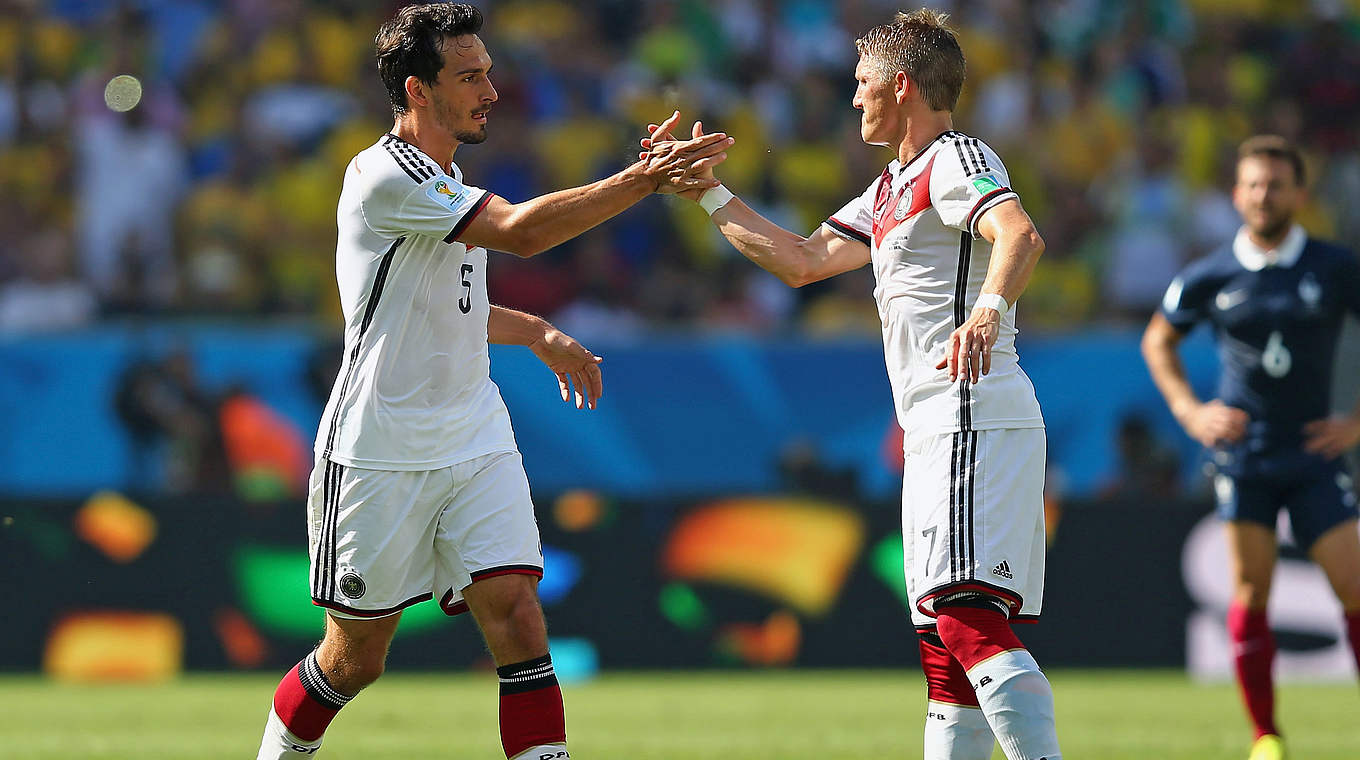 Freunde und Experten im Mülltonnen-Basketball: Hummels (l.) und Schweinsteiger © Bongarts/GettyImages